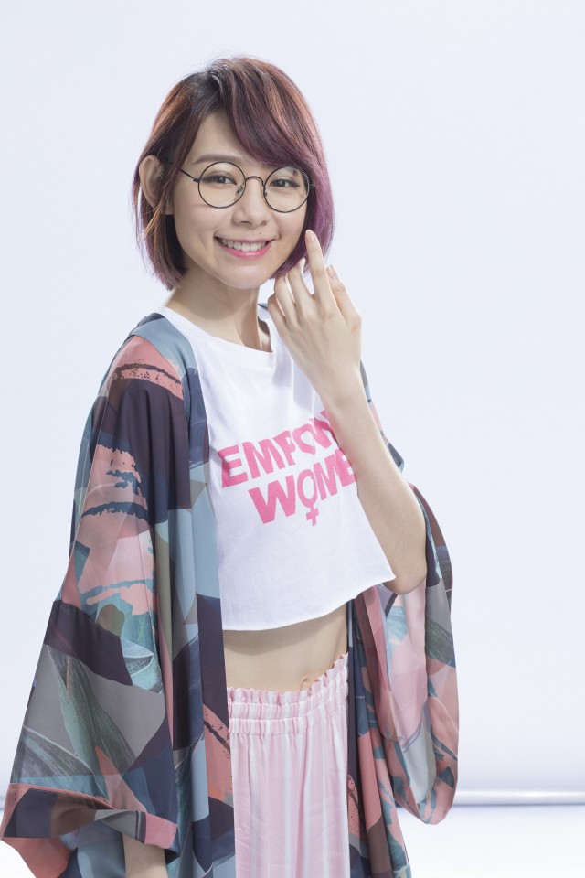 1.打扮朴素的居家妹.jpg