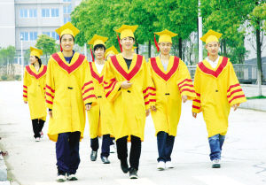 学生在试穿“能力学位”学士袍 姜宗福供图 学生在试穿“能力学位”学士袍 姜宗福供图