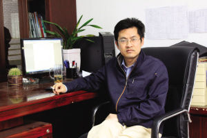 姜宗福,1969年生,现任湖南民族职业学院院长助理,曾任湖南省临湘市副市长,主管旅游。2010年1月至4月曾2次在网上实名炮轰张艺谋和高房价,2010年5月6日调离行政岗位。 姜宗福,1969年生,现任湖南民族职业学院院长助理,曾任湖南省临湘市副市长,主管旅游。2010年1月至4月曾2次在网上实名炮轰张艺谋和高房价,2010年5月6日调离行政岗位。