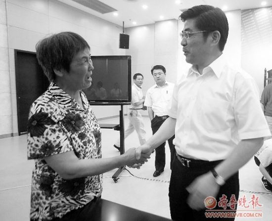 审理结束后,姜龙(右)拉着姚玉兰的手安慰她。 审理结束后,姜龙(右)拉着姚玉兰的手安慰她。