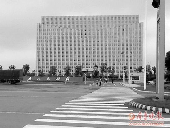 海门市政府在行政复议方面走了一条探索之路。本报记者 张榕博 摄 海门市政府在行政复议方面走了一条探索之路。本报记者 张榕博 摄