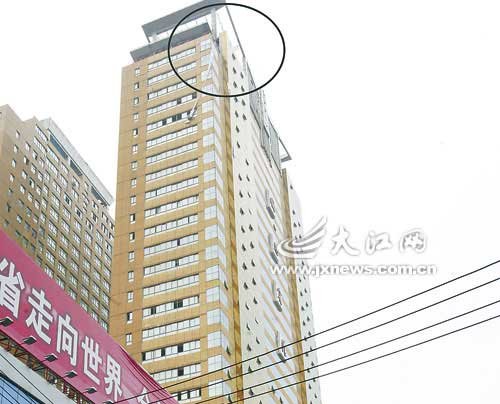 四男女28层楼顶欲跳楼 高温下僵持4小时(图)