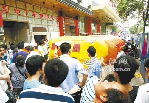 四男女28层楼顶欲跳楼 高温下僵持4小时(图)