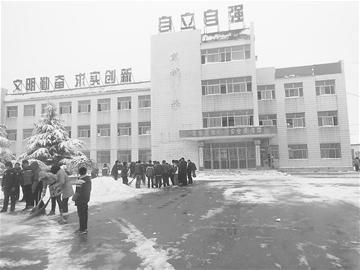李文就是从该教学楼3楼坠下的 记者孙钰 摄