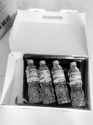 �����ʼıʼǱ����Ե���ʱ��4ƿ��Ȫˮ����200Ԫ