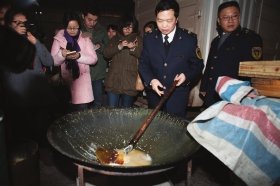 长沙黑窝点糖浆加香精造奶糖 称自己孩子也吃