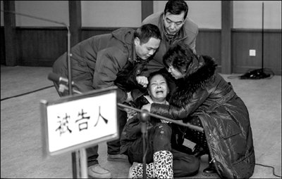 死者母亲哭倒在地。本报记者 蒲东峰 摄