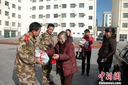 甘肃古稀老人缝制90双“爱心”鞋垫赠官兵(图)
