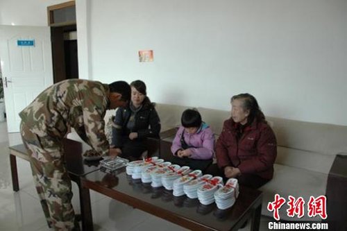 甘肃古稀老人缝制90双“爱心”鞋垫赠官兵(图)